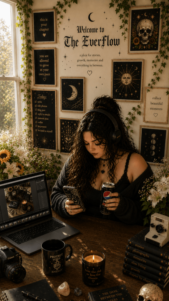 AI-illustration av The Everflow med fotografi, mobilbloggande, Pepsi Max, hörlurar, kreativitet, goth-detaljer och personlig utveckling i en ljus och inspirerande miljö.